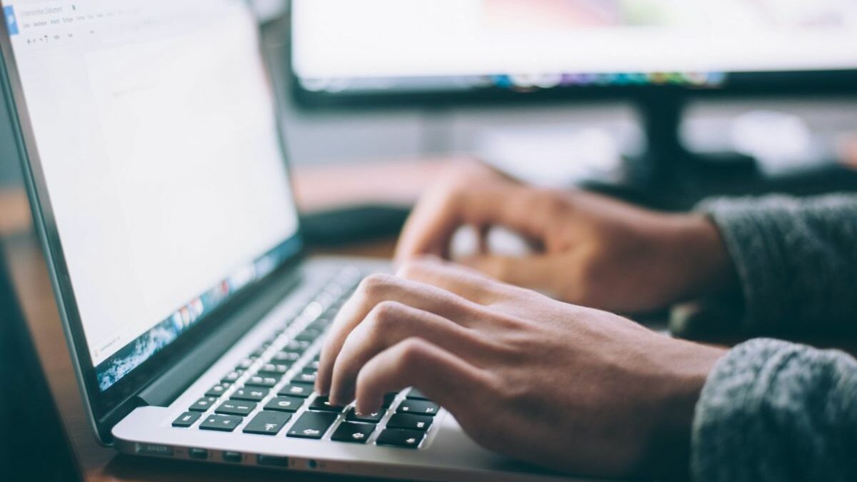¿Por qué mi laptop se queda en pantalla negra y cómo solucionarlo?