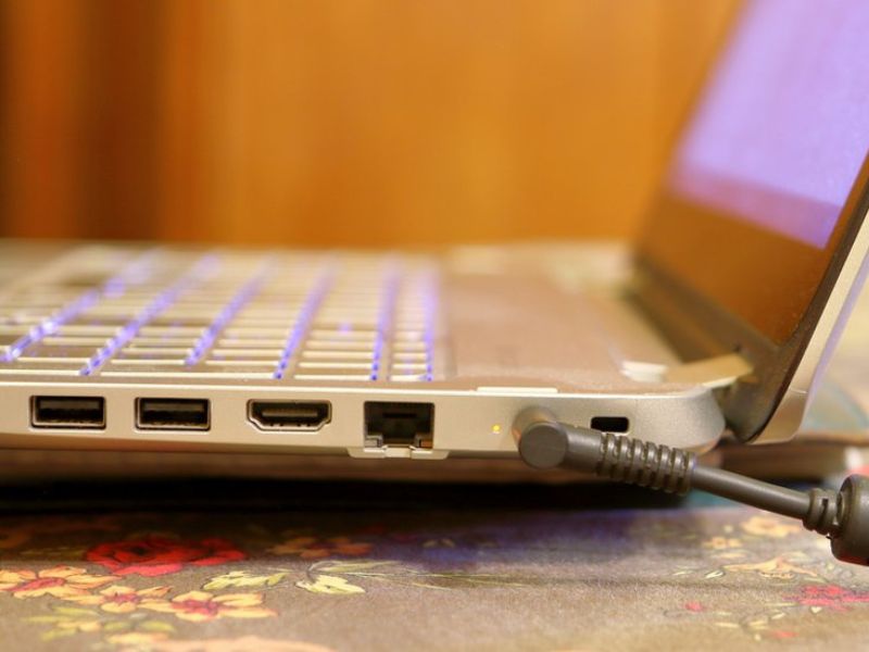 Verificar que el cargador este conectado correctamente a la laptop