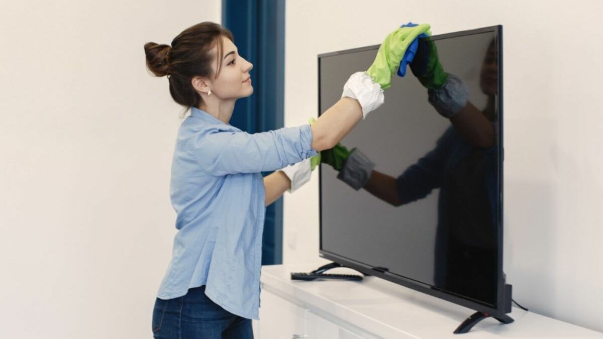 ¿Cómo y con qué se limpia la pantalla de un televisor?