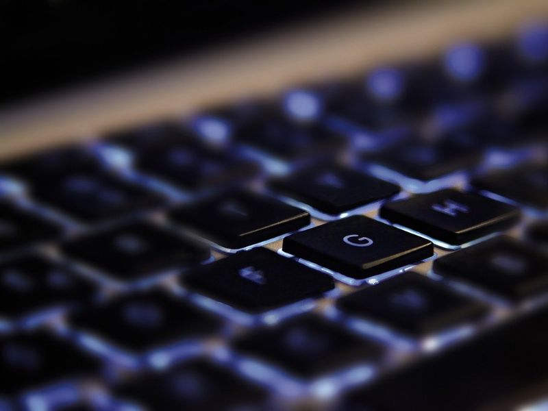 teclado iluminado de una laptop