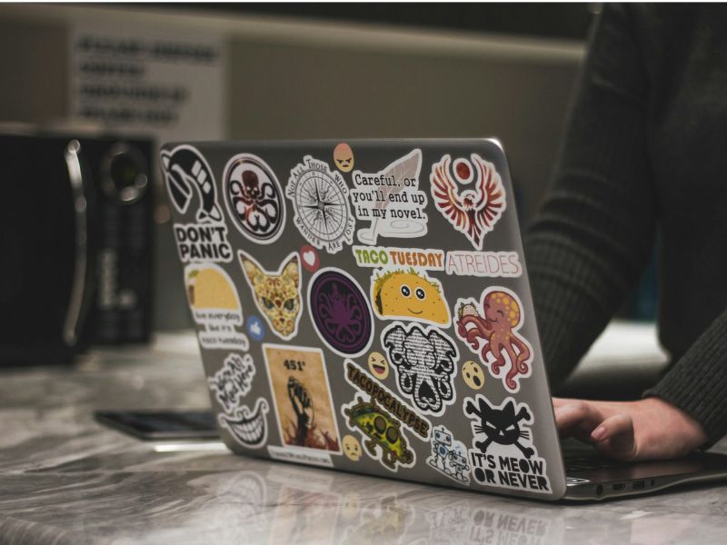 usando laptop