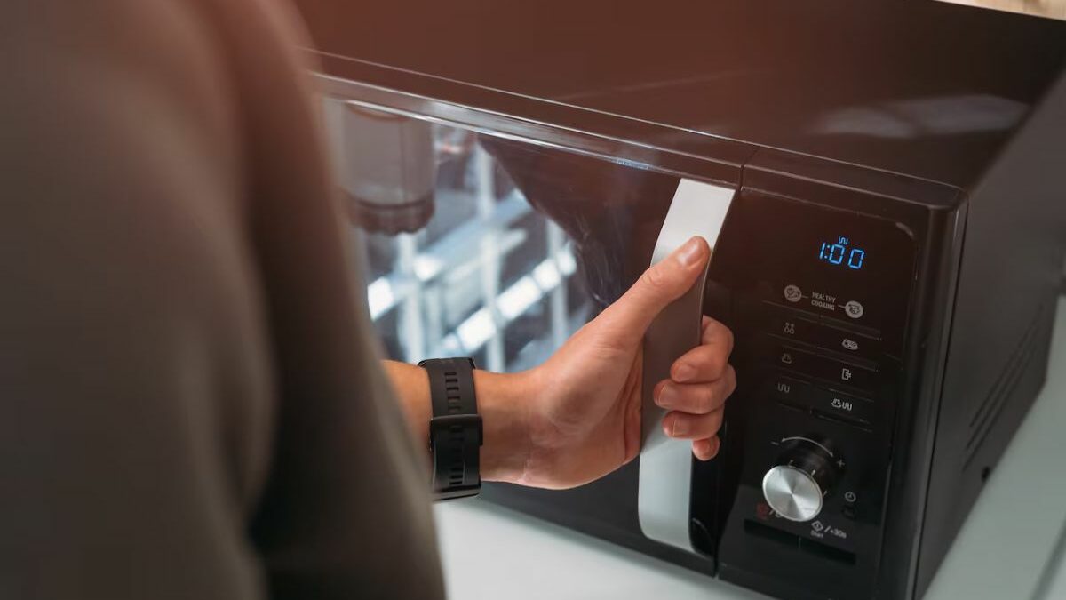 ¿Por qué mi microondas enciende pero no calienta?
