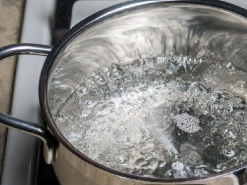 Pon a hervir el agua para la receta de arroz con leche