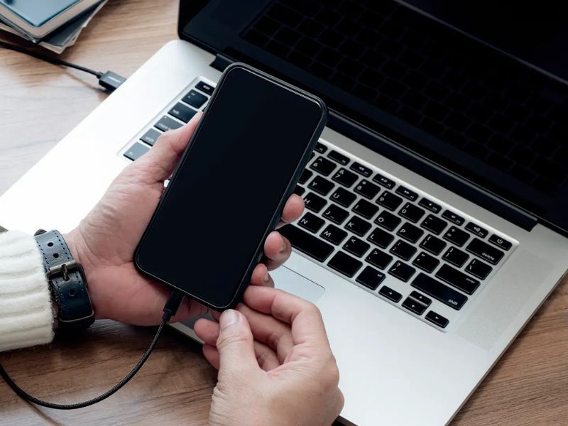 Cómo cargar un celular sin cargador