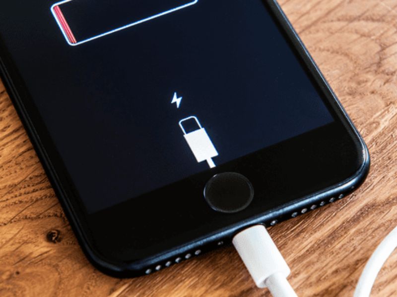 Por qué mi celular carga lento, por usar el cargador incorrecto