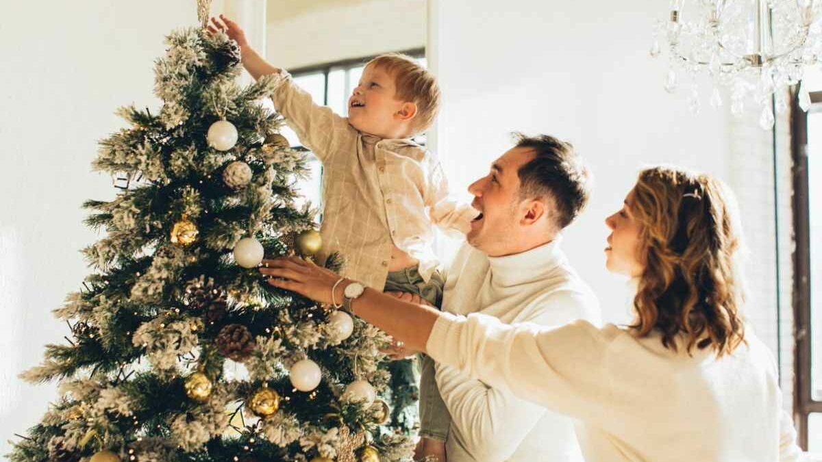 ¿Cómo adornar un árbol de navidad? Guía práctica