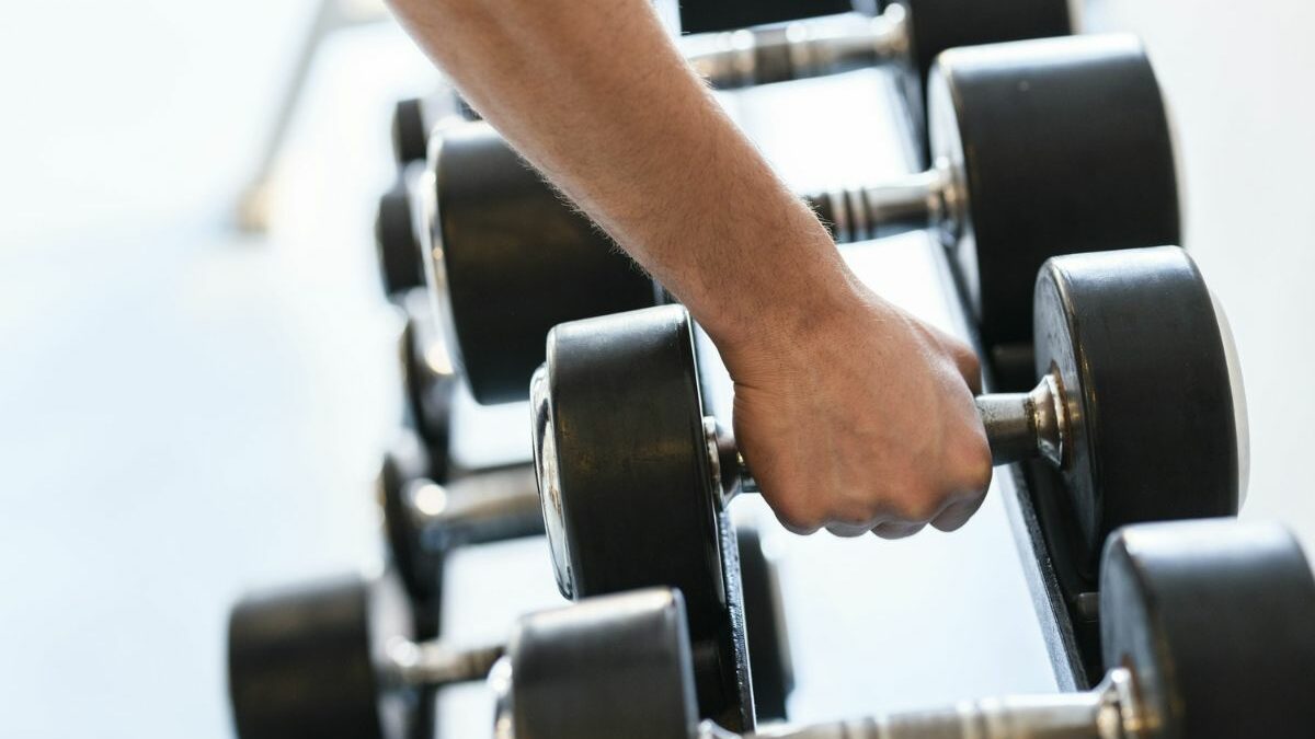 5 Ejercicios para hombro con mancuernas