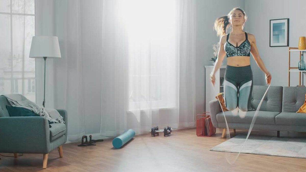 ¿Cuáles son los beneficios de saltar la cuerda en casa?