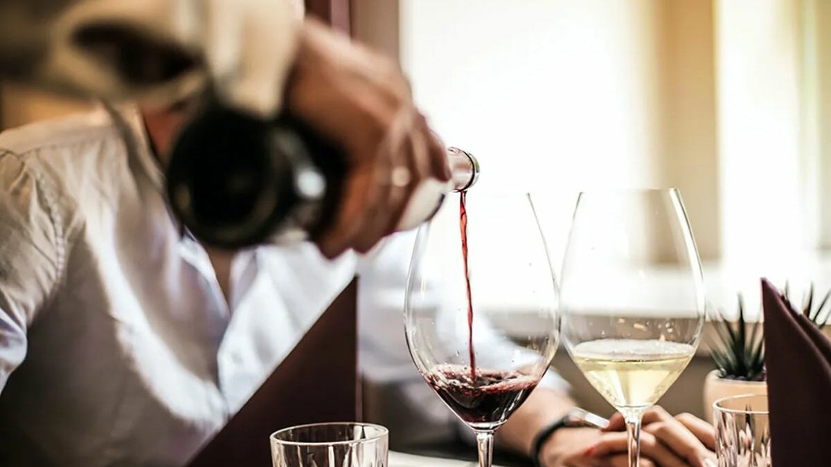 ¿Cómo agarrar una copa de vino de manera correcta?