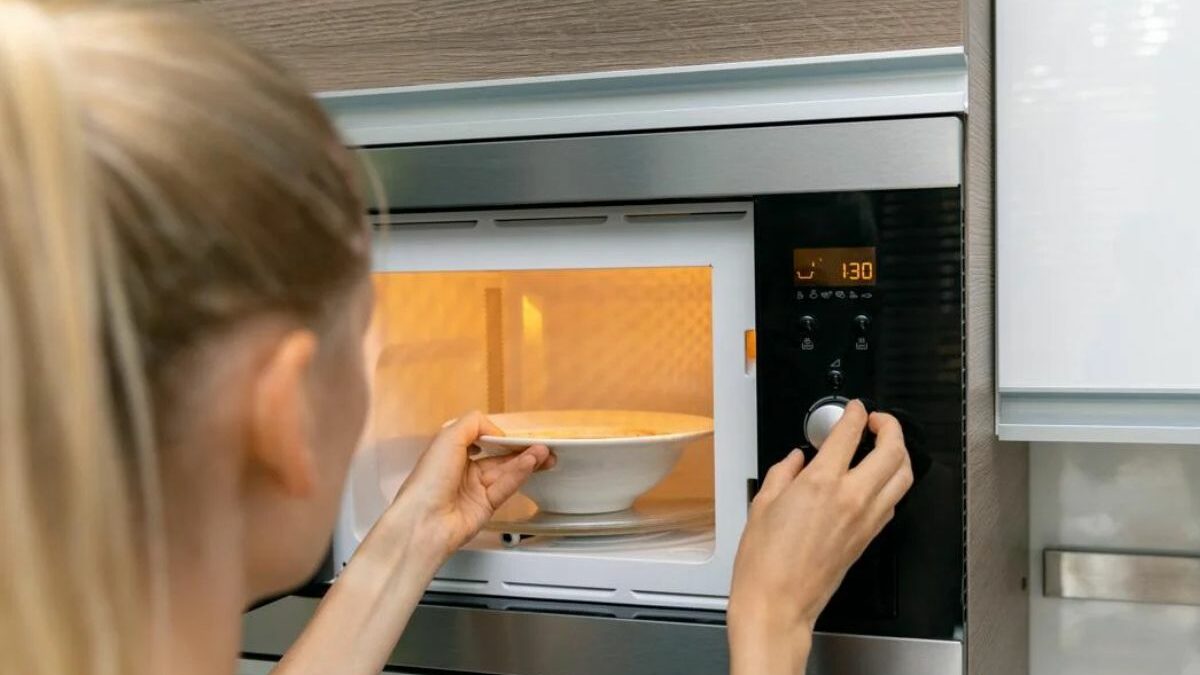 ¿Cuántos watts consume un microondas?