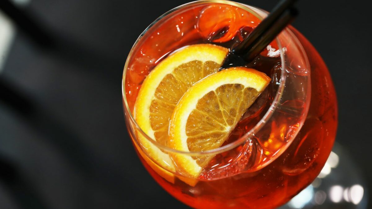 Cómo preparar un cóctel negroni clásico.