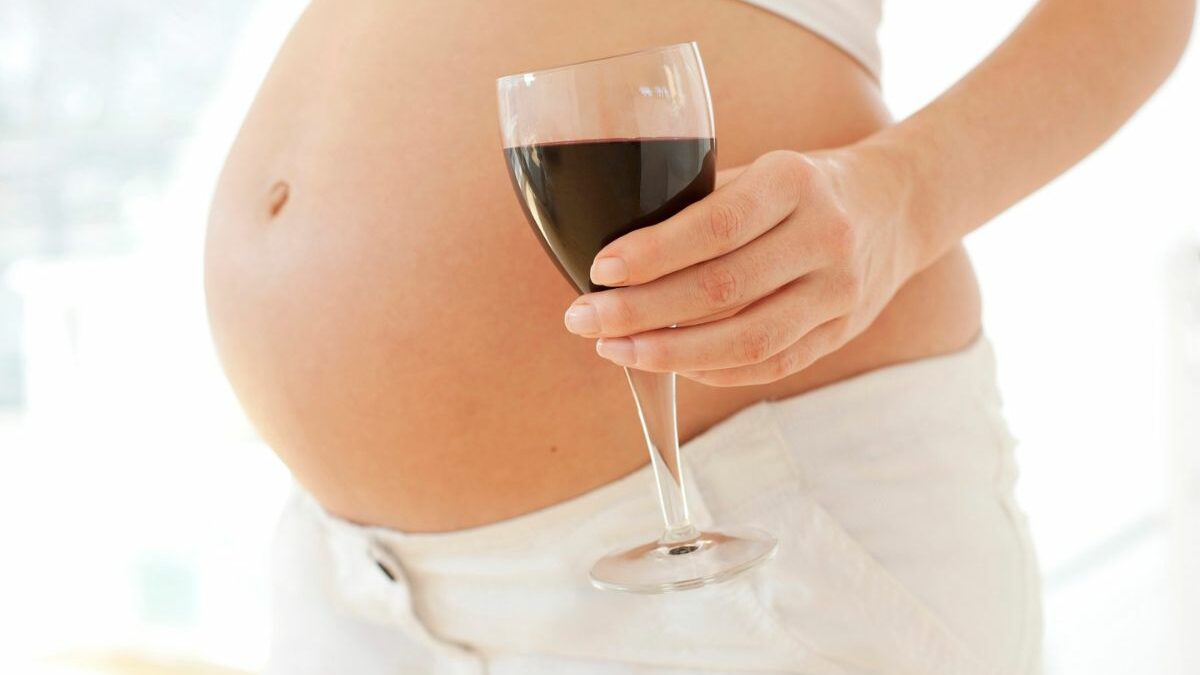 ¿Se puede tomar vino durante el embarazo?