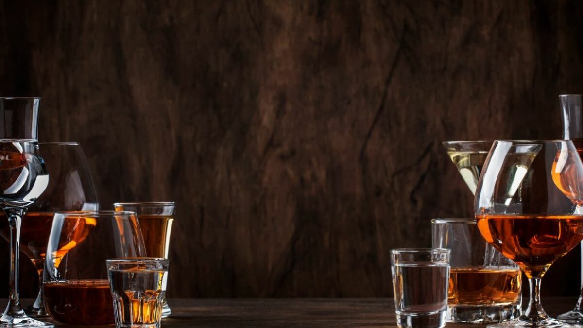 Diferencia entre licor y destilado: Guía para principiantes.