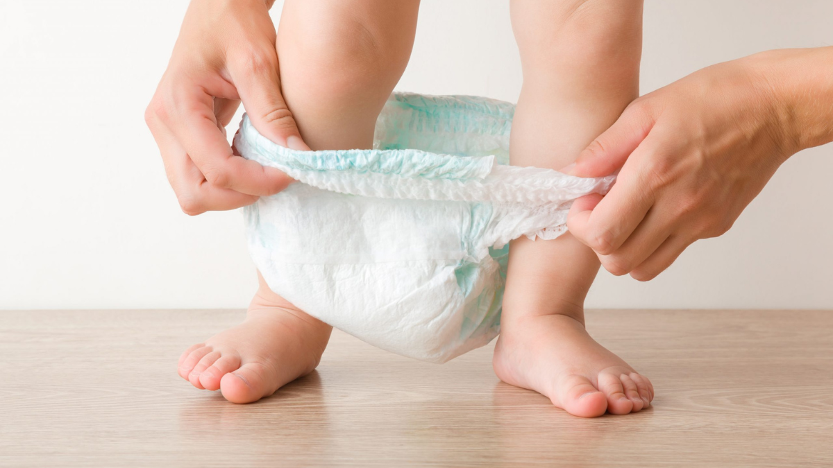 ¿Qué pasa si le dejo el pañal toda la noche a mi bebé?