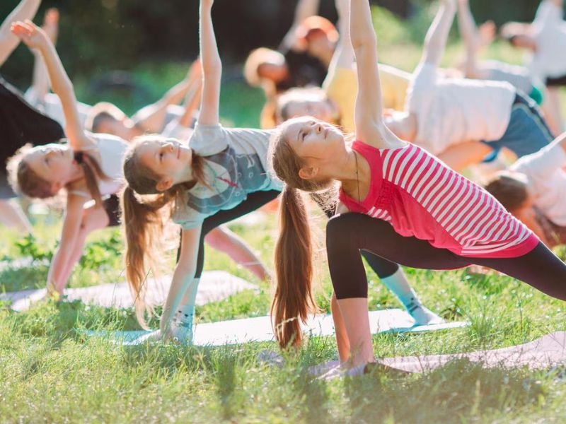 aprovechar las vacaciones: niñas haciendo deporte al aire libre